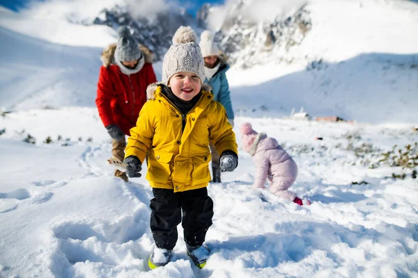 冬の自然の中で家族と小さな男の子,雪の中を歩く.. — ストック写真