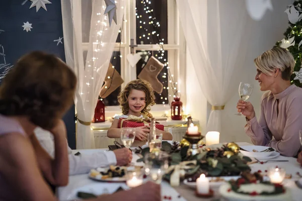 Mehrgenerationenfamilie feiert gemeinsam Weihnachten, sitzt am Tisch. — Stockfoto