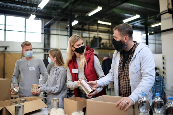 Önkéntesek csoportja a közösségi jótékonysági adományozó központban, élelmiszerbank és koronavírus koncepcióban. — Stock Fotó