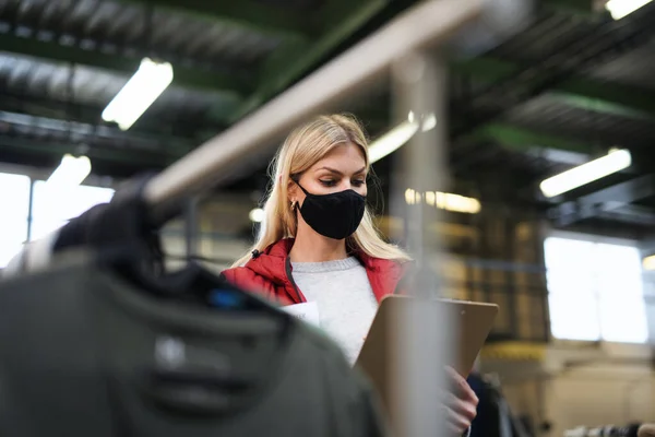 Volunteer working with food and clothes in community charity donations center, coronavirus concept. — Stock Photo, Image