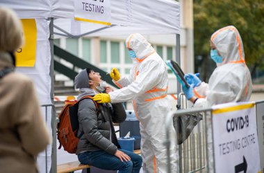 Sokakta, Coronavirus 'ta, covid-19 test merkezinde genç bir adam..