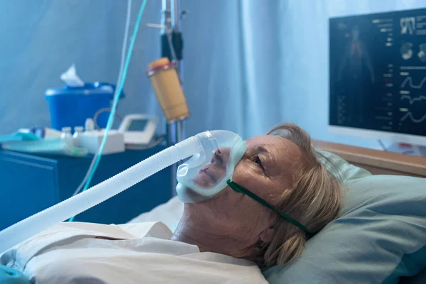 Close-up dari covid-19 pasien di tempat tidur di rumah sakit, coronavirus dan konsep ventilasi. — Stok Foto