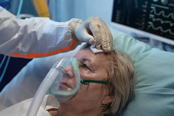 Närbild av covid-19 patient i sängen på sjukhus, coronavirus och andningsproblem koncept. — Stockfoto