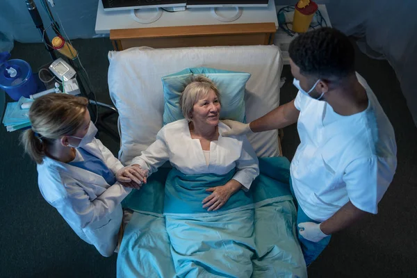 Κάτοψη των χαρούμενων ιατρών και covid-19 ασθενή στο κρεβάτι στο νοσοκομείο, coronavirus και την έννοια της ανάκαμψης. — Φωτογραφία Αρχείου