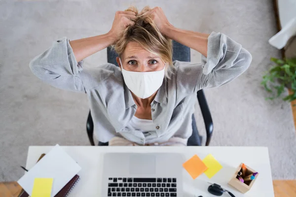 Вид зверху на жінку в приміщенні в офісі відчуває стрес, психічне здоров'я і концепція коронавірусу . — стокове фото