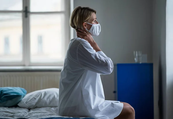 Paciente mulher sentada na cama no hospital sentindo-se estressada, saúde mental e conceito de coronavírus. — Fotografia de Stock