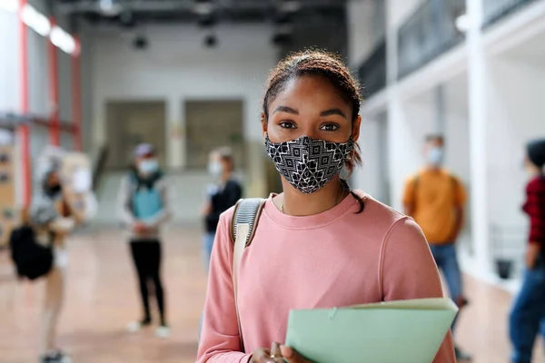 Estudante afro-americano com máscara facial na faculdade ou universidade, conceito de coronavírus. — Fotografia de Stock