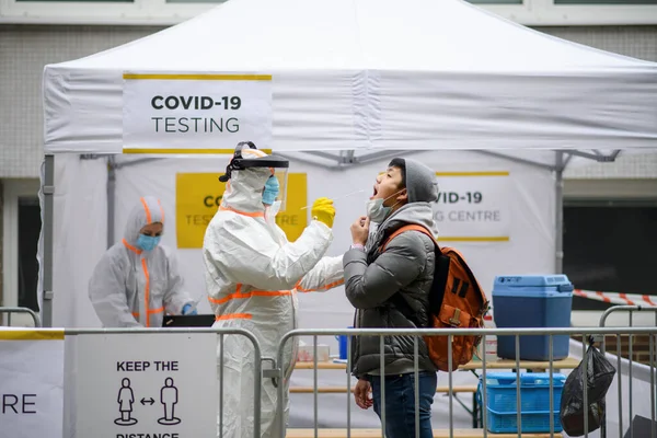 Joven en el centro de pruebas covid-19 al aire libre en la calle, coronavirus y tomando el concepto de hisopo. —  Fotos de Stock