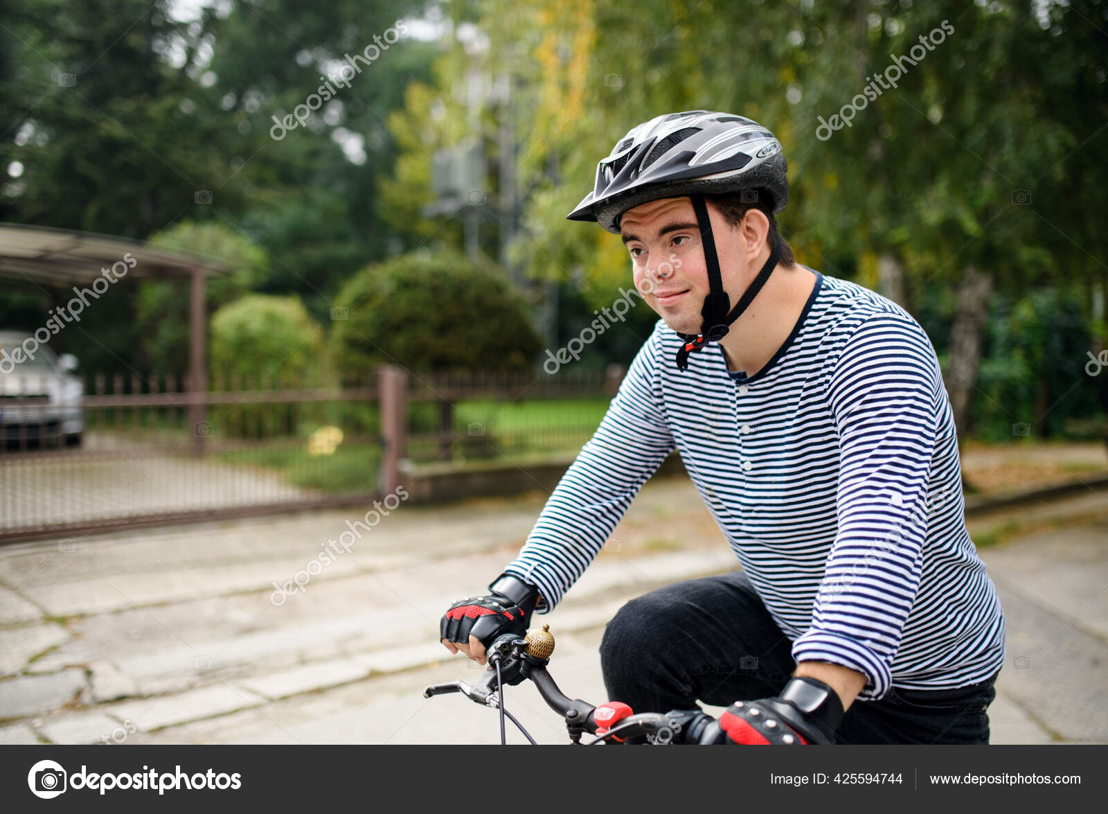 Retrato del síndrome de Down hombre adulto con bicicleta al aire libre en  la calle.: fotografía de stock © halfpoint #425594744