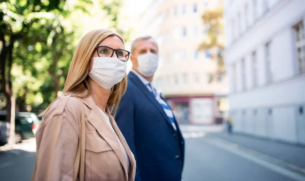 Portré boldog idős pár séta a szabadban a városban vagy a városban, coronavirus koncepció. — Stock Fotó