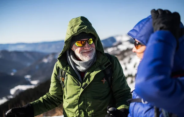 Pareja senderistas hablando en la naturaleza invernal cubierta de nieve. — Foto de Stock