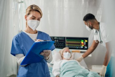 Doktorlar ve kovid 19 hastaları hastanede yatıyor. Coronavirüs konsepti..