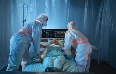 Doktorlar ve kovid 19 hastaları hastanede yatıyor. Coronavirüs konsepti..