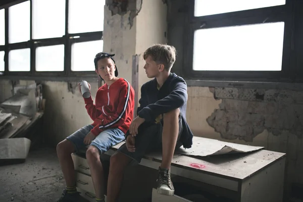 Gruppe von Jugendlichen Jungen drinnen in verlassenem Gebäude, im Gespräch. — Stockfoto