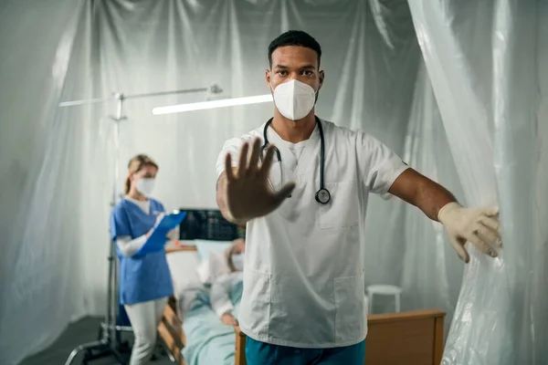 Doctor showing stop hand gesture in hospital, coronavirus concept. — Stock Photo, Image