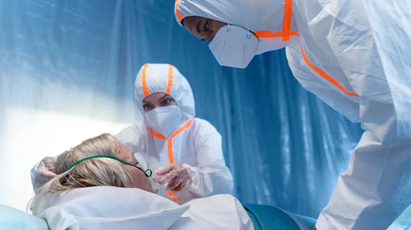 Dokter dan covid-19 pasien yang terinfeksi di tempat tidur di rumah sakit, konsep coronavirus. — Stok Foto