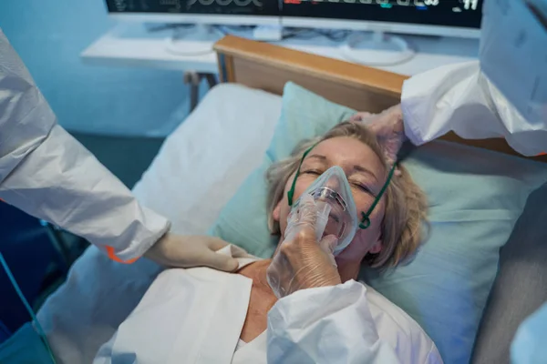 Gros plan du patient covide-19 au lit à l'hôpital, du coronavirus et des problèmes respiratoires concept. — Photo