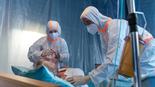 Doctors and covid-19 patient with oxygen mask in bed in hospital, coronavirus concept. — Stock Photo, Image