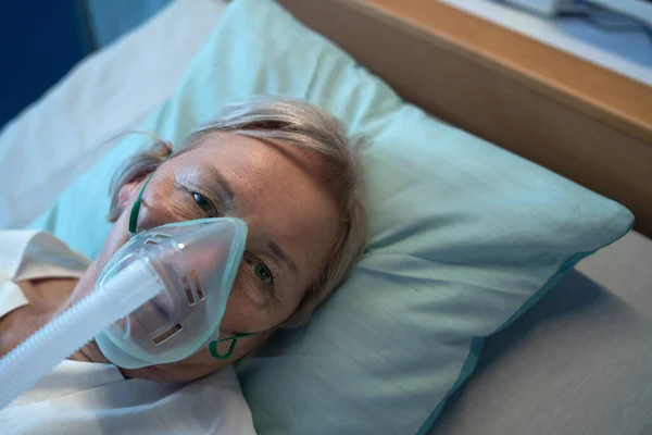 Gros plan du patient covide-19 au lit à l'hôpital, du coronavirus et du concept de ventilation. — Photo