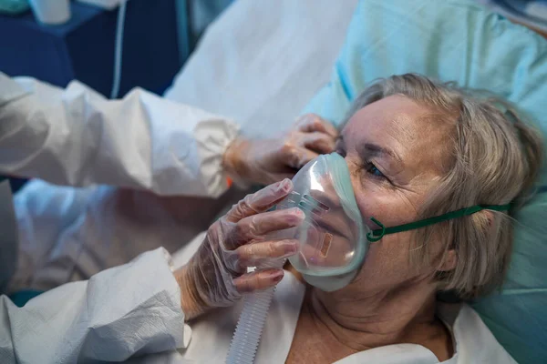 Gros plan du patient covide-19 au lit à l'hôpital, du coronavirus et des problèmes respiratoires concept. — Photo