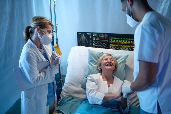 医師と病院でベッドでcovid-19患者を回復,コロナウイルスと回復の概念. — ストック写真