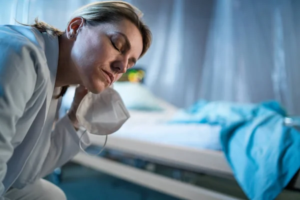 Втомлений і розчарований лікар порожнім ліжком в лікарні, концепція коронавірусу . — стокове фото
