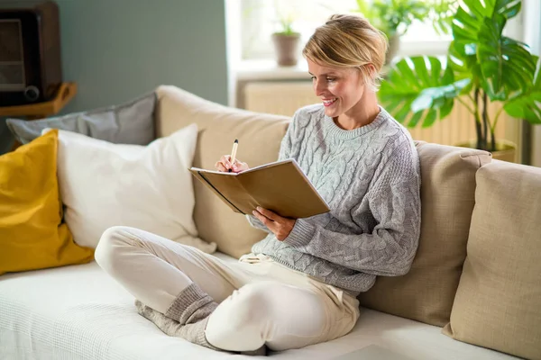 Porträtt av kvinna avkopplande inomhus i hemmet, mental hälsovård koncept. — Stockfoto