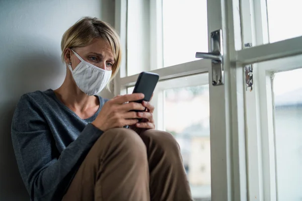 Mulher estressada com smartphone dentro de casa, saúde mental e conceito de coronavírus. — Fotografia de Stock