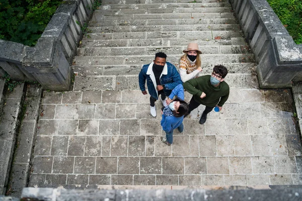 Vista dall'alto del gruppo di giovani che salutano all'aperto in città. Concetto di coronavirus. — Foto Stock