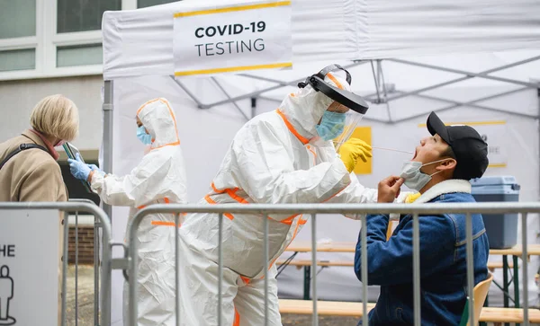 Joven en el centro de pruebas covid-19 al aire libre en la calle, coronavirus y tomando el concepto de hisopo. —  Fotos de Stock