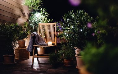 Yazın terasta, akşam sandalyede mum..