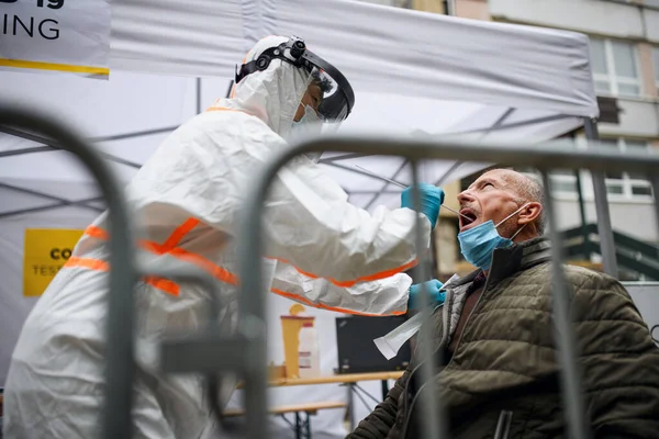 Älterer Mann in Covid-19-Testzentrum auf der Straße, Coronavirus und Abstrichkonzept. — Stockfoto