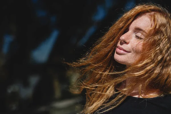 Porträt einer jungen Frau mit roten Haaren im Freien. Kopierraum. — Stockfoto