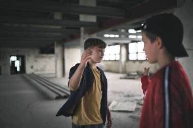 Terk edilmiş binada gençler selamlaşıyorlar..