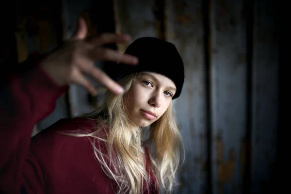 Retrato de menina adolescente loira em pé dentro de casa em prédio abandonado. — Fotografia de Stock