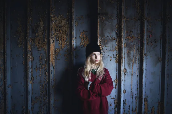 Portrait d'adolescente blonde debout à l'intérieur dans un bâtiment abandonné. — Photo