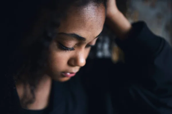 Крупним планом портрет сумної дівчини-підлітка змішаної раси, що стоїть, концепція знущань . — стокове фото