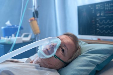 Coperid 19 hastasının hastanede yatması, koronavirüs ve havalandırma konsepti..