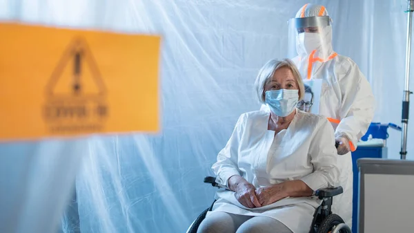 Médecin et patient infecté covid-19 en fauteuil roulant à l'hôpital, concept de coronavirus. — Photo