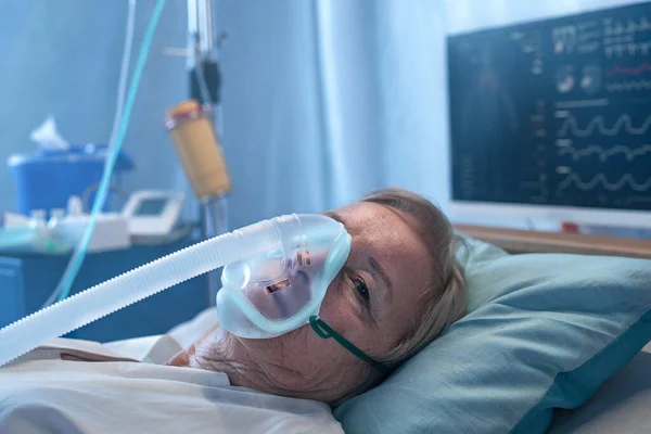 Close-up van covid-19 patiënt in bed in ziekenhuis, coronavirus en ventilatieconcept. — Stockfoto