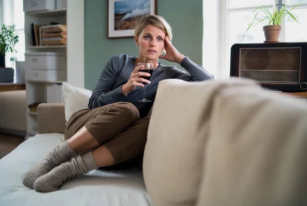 Žena v depresi s vínem doma, duševním zdravím a alkoholem. — Stock fotografie