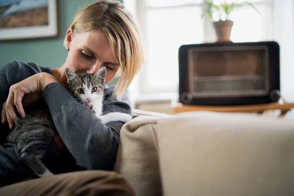 Retrato de mujer con gato relajándose en casa, concepto de cuidado de la salud mental. —  Fotos de Stock