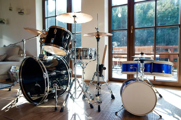 Set of drums indoors in living room in house, playing musical instrument concept. — Stock Photo, Image