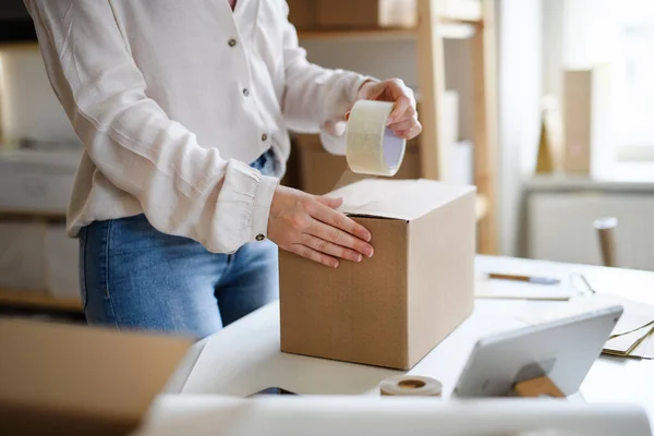 Mujer irreconocible dropshipper que trabaja en casa, paquetes de embalaje. Concepto de Coronavirus. — Foto de Stock