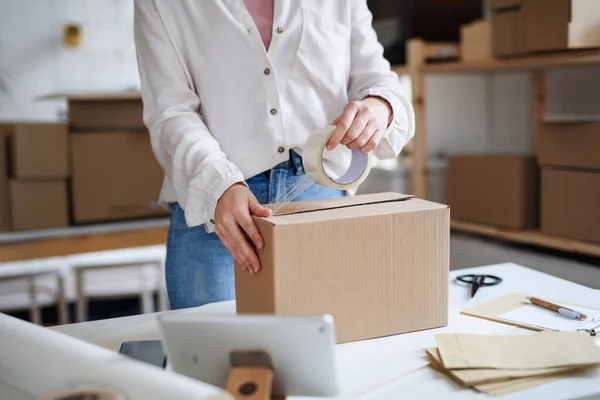 Mujer irreconocible dropshipper que trabaja en casa, paquetes de embalaje. Concepto de Coronavirus. — Foto de Stock