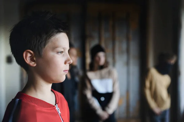 Triste e desapontado adolescente menino dentro de casa no prédio abandonado, bullying conceito. — Fotografia de Stock