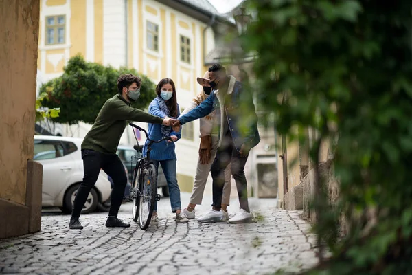 Gruppe junger Leute im Freien in der Stadt, Gruß. Coronavirus-Konzept. — Stockfoto