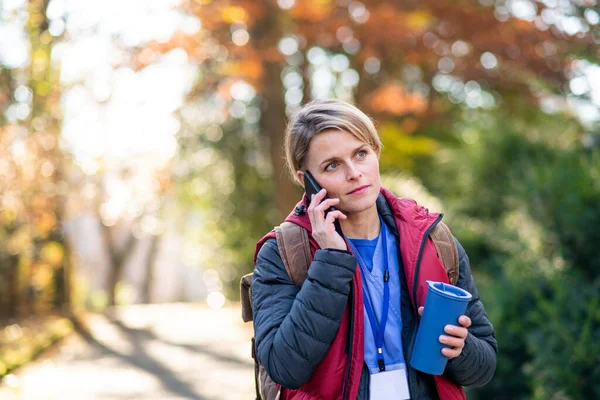 Donna caregiver, infermiera o operatore sanitario all'aperto sulla strada per il lavoro, concetto coronavirus. — Foto Stock