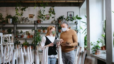 Kadın ve erkek yöneticiler kapalı kafede, Coronavirüs nedeniyle küçük işletme kilitlenmesi.