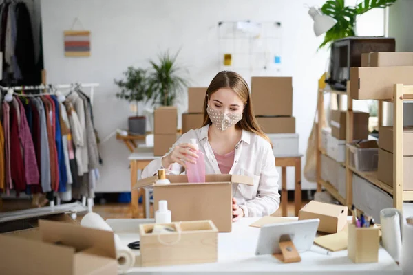 Mujer joven dropshipper trabajando en casa, procesamiento de órdenes. Concepto de Coronavirus. — Foto de Stock